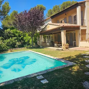 https://villa-avec-piscine-et-tres-grand-terrain-clos.fr-provencehotel.com